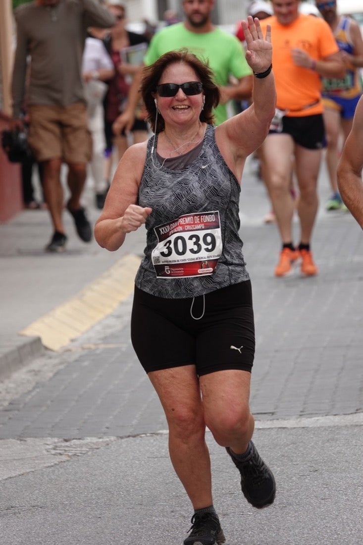 Los vecinos de Dúrcal se han volcado con los corredores apostados en las curvas y rectas que traza el recorrido por la localidad y desde las terrazas de la Plaza del Ayuntamiento