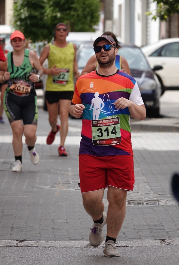 Los vecinos de Dúrcal se han volcado con los corredores apostados en las curvas y rectas que traza el recorrido por la localidad y desde las terrazas de la Plaza del Ayuntamiento