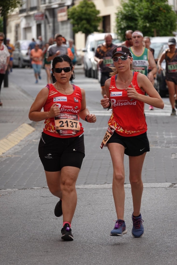 Los vecinos de Dúrcal se han volcado con los corredores apostados en las curvas y rectas que traza el recorrido por la localidad y desde las terrazas de la Plaza del Ayuntamiento