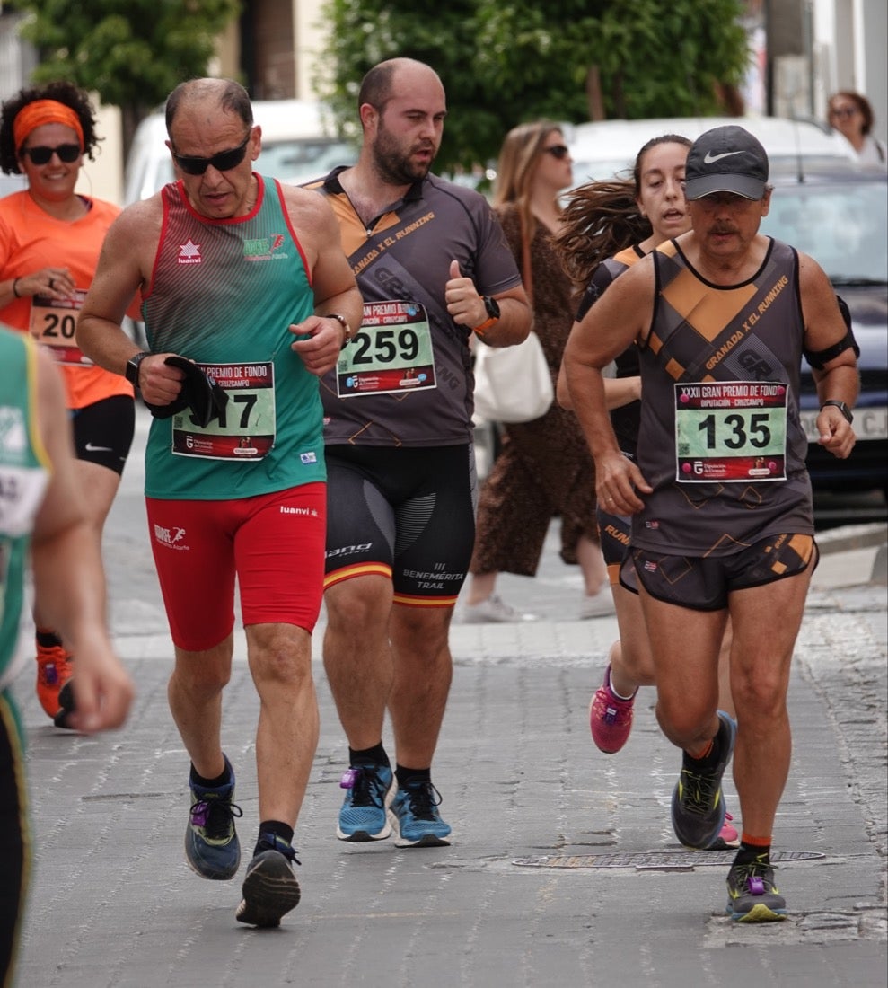Los vecinos de Dúrcal se han volcado con los corredores apostados en las curvas y rectas que traza el recorrido por la localidad y desde las terrazas de la Plaza del Ayuntamiento