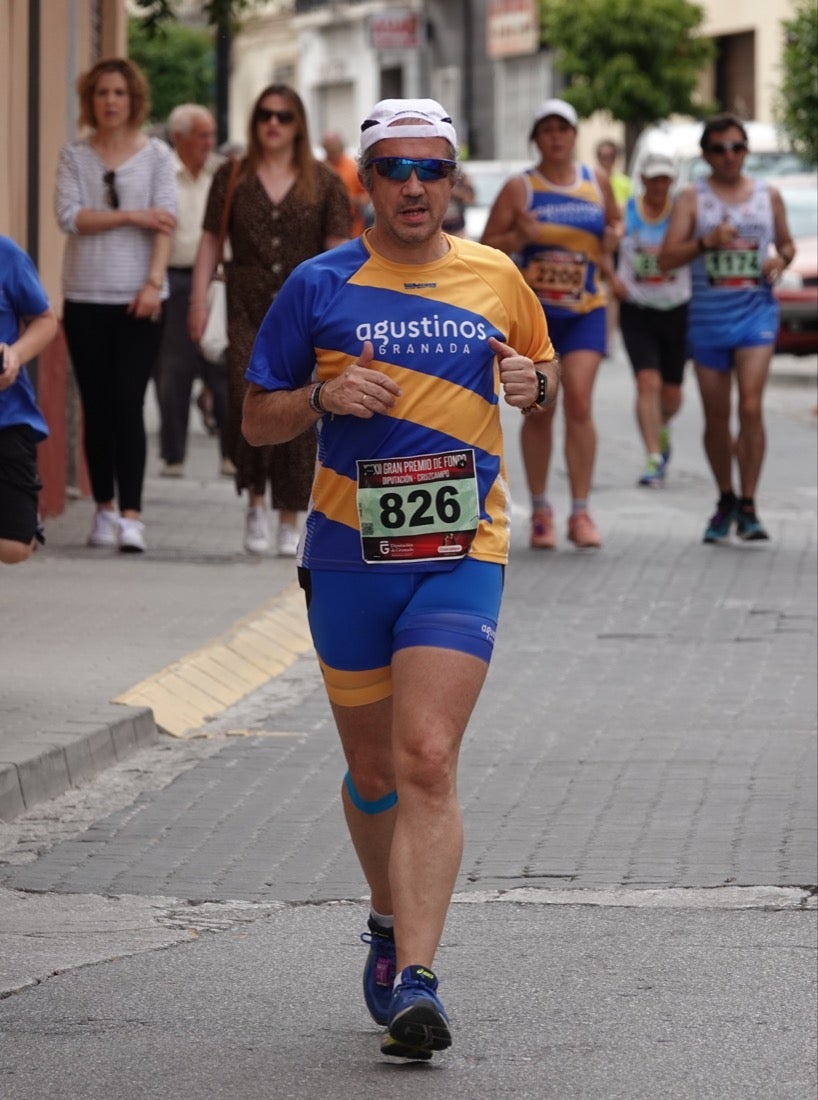 Los vecinos de Dúrcal se han volcado con los corredores apostados en las curvas y rectas que traza el recorrido por la localidad y desde las terrazas de la Plaza del Ayuntamiento