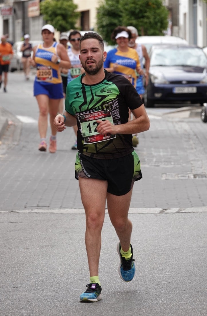 Los vecinos de Dúrcal se han volcado con los corredores apostados en las curvas y rectas que traza el recorrido por la localidad y desde las terrazas de la Plaza del Ayuntamiento