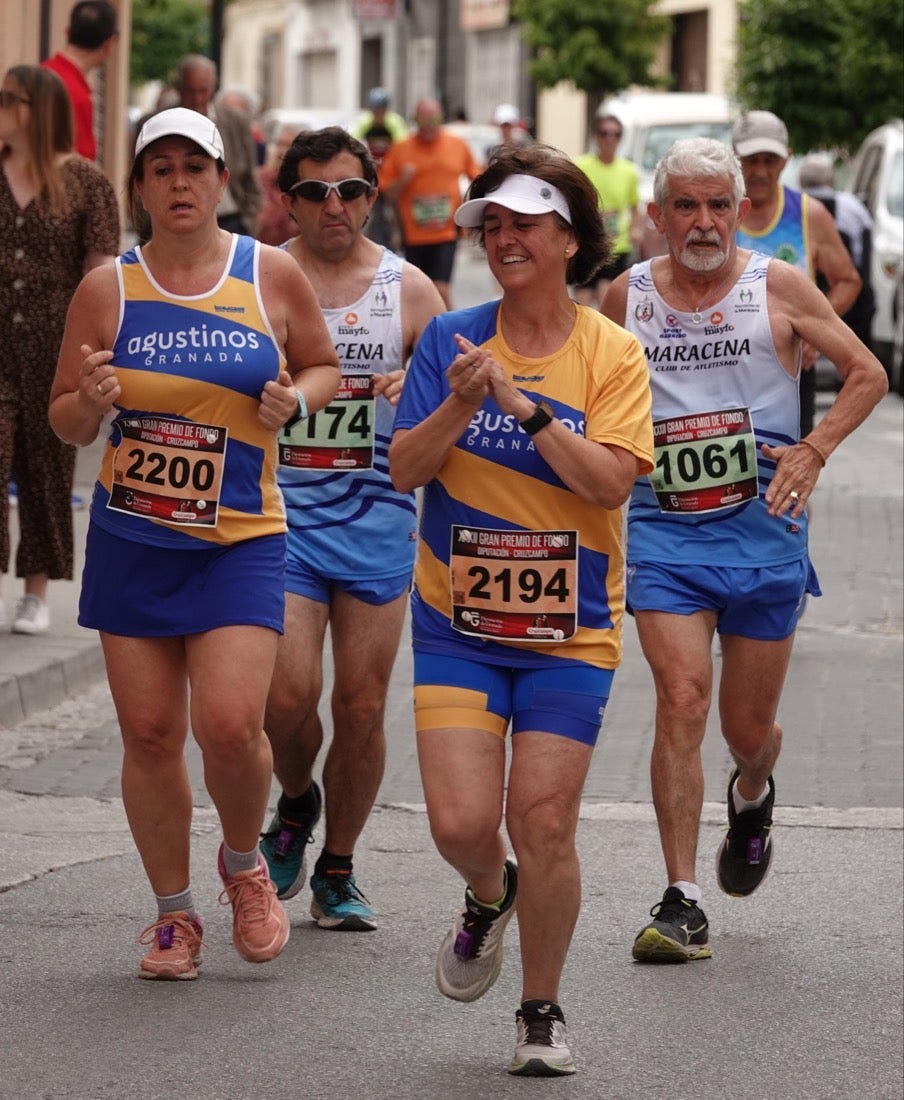 Los vecinos de Dúrcal se han volcado con los corredores apostados en las curvas y rectas que traza el recorrido por la localidad y desde las terrazas de la Plaza del Ayuntamiento