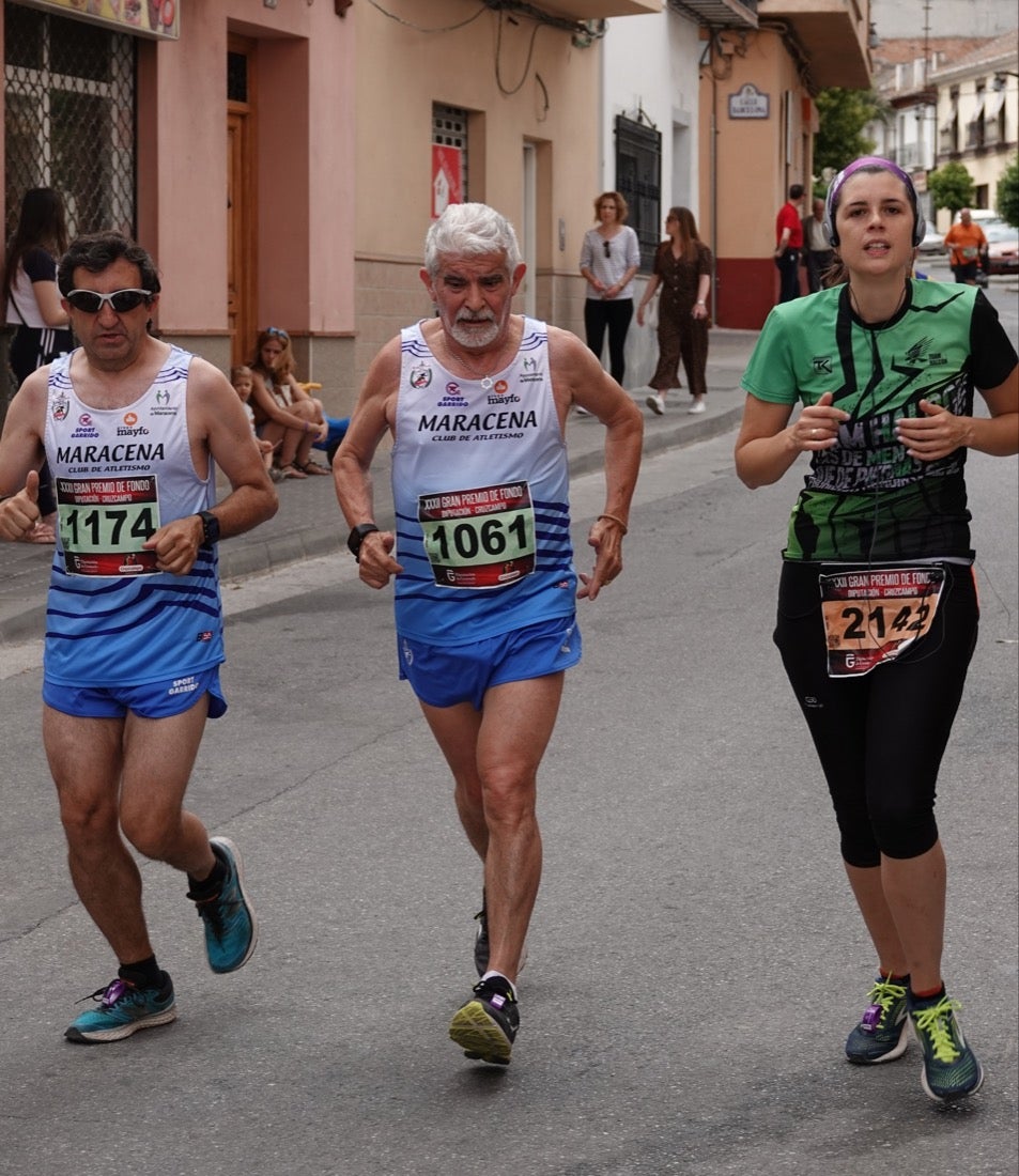 Los vecinos de Dúrcal se han volcado con los corredores apostados en las curvas y rectas que traza el recorrido por la localidad y desde las terrazas de la Plaza del Ayuntamiento