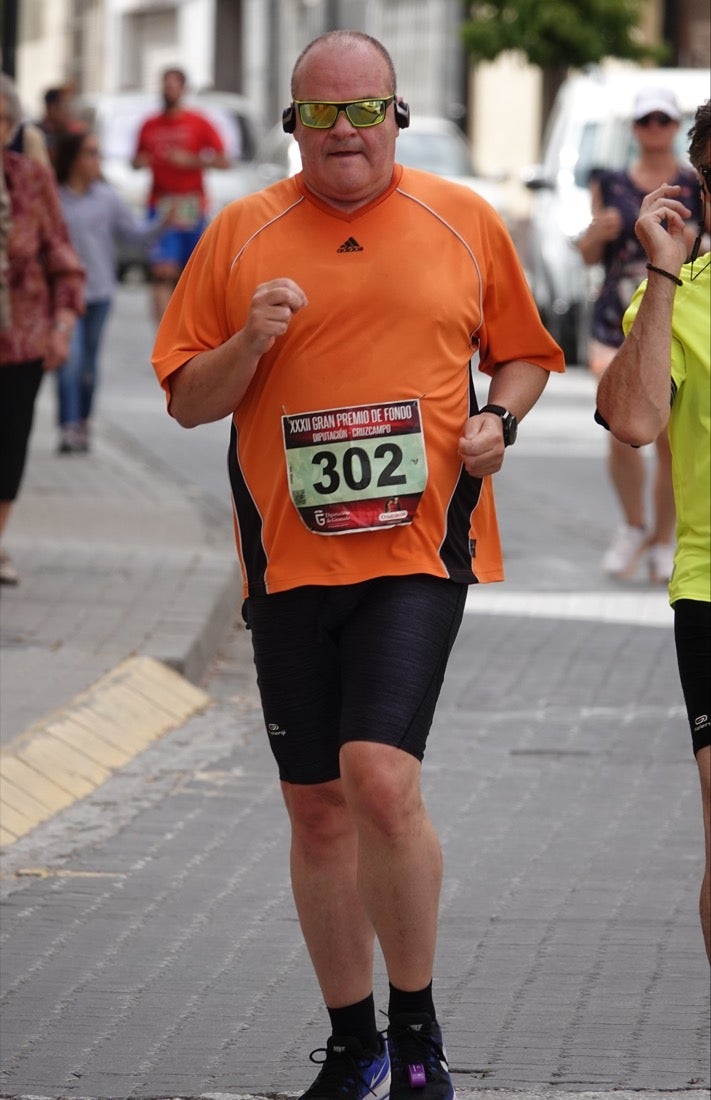 Los vecinos de Dúrcal se han volcado con los corredores apostados en las curvas y rectas que traza el recorrido por la localidad y desde las terrazas de la Plaza del Ayuntamiento