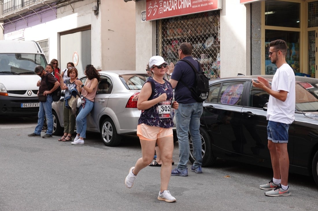 Los vecinos de Dúrcal se han volcado con los corredores apostados en las curvas y rectas que traza el recorrido por la localidad y desde las terrazas de la Plaza del Ayuntamiento