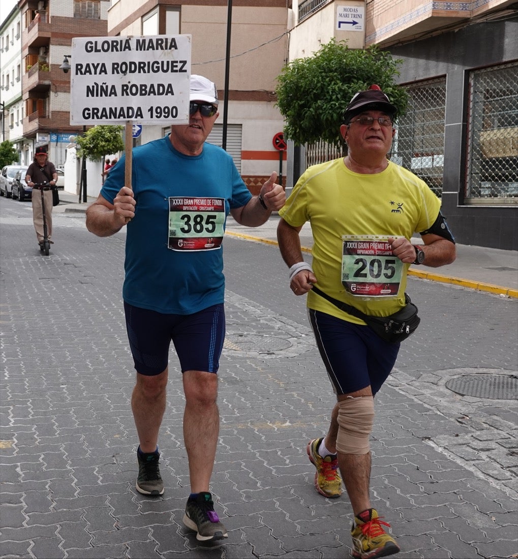 Los vecinos de Dúrcal se han volcado con los corredores apostados en las curvas y rectas que traza el recorrido por la localidad y desde las terrazas de la Plaza del Ayuntamiento