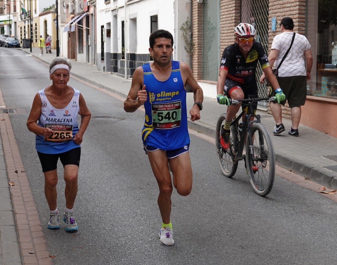 Los vecinos de Dúrcal se han volcado con los corredores apostados en las curvas y rectas que traza el recorrido por la localidad y desde las terrazas de la Plaza del Ayuntamiento