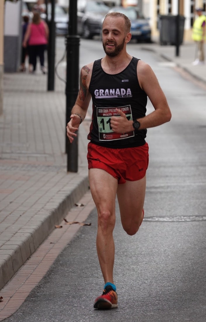 Los vecinos de Dúrcal se han volcado con los corredores apostados en las curvas y rectas que traza el recorrido por la localidad y desde las terrazas de la Plaza del Ayuntamiento