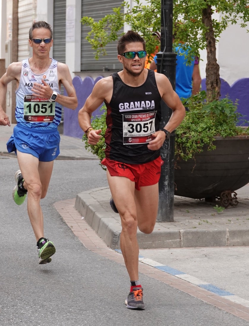 Los vecinos de Dúrcal se han volcado con los corredores apostados en las curvas y rectas que traza el recorrido por la localidad y desde las terrazas de la Plaza del Ayuntamiento