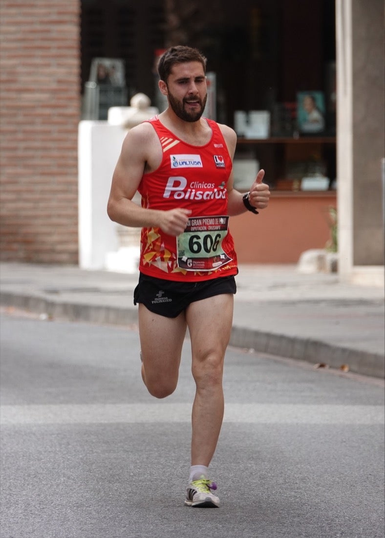 Los vecinos de Dúrcal se han volcado con los corredores apostados en las curvas y rectas que traza el recorrido por la localidad y desde las terrazas de la Plaza del Ayuntamiento