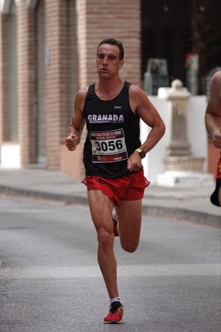 Los vecinos de Dúrcal se han volcado con los corredores apostados en las curvas y rectas que traza el recorrido por la localidad y desde las terrazas de la Plaza del Ayuntamiento