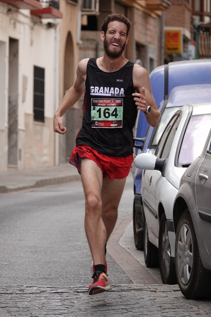 Los vecinos de Dúrcal se han volcado con los corredores apostados en las curvas y rectas que traza el recorrido por la localidad y desde las terrazas de la Plaza del Ayuntamiento