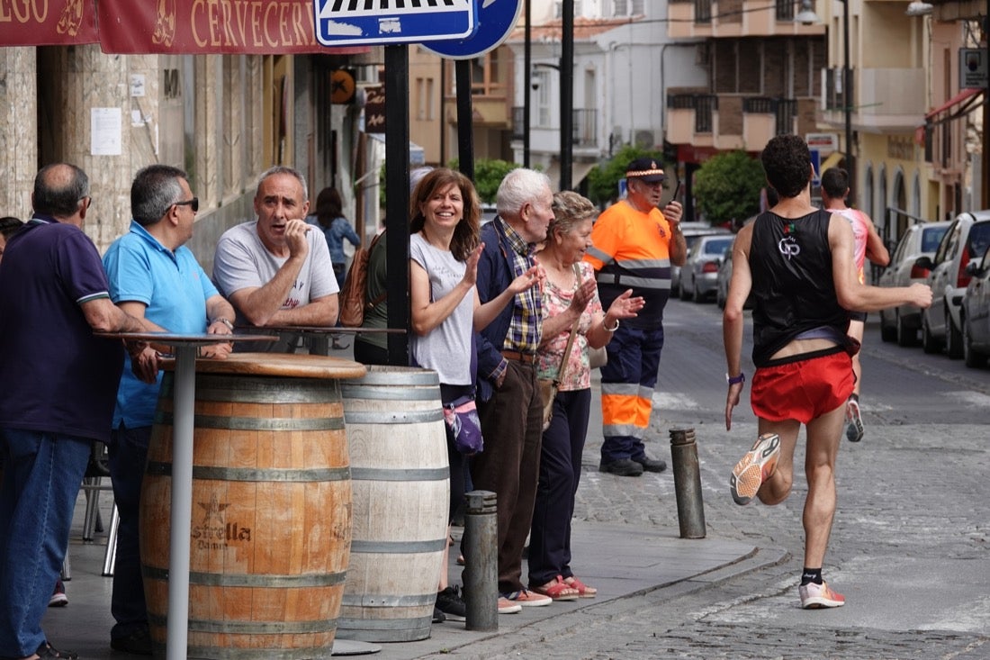 Los vecinos de Dúrcal se han volcado con los corredores apostados en las curvas y rectas que traza el recorrido por la localidad y desde las terrazas de la Plaza del Ayuntamiento