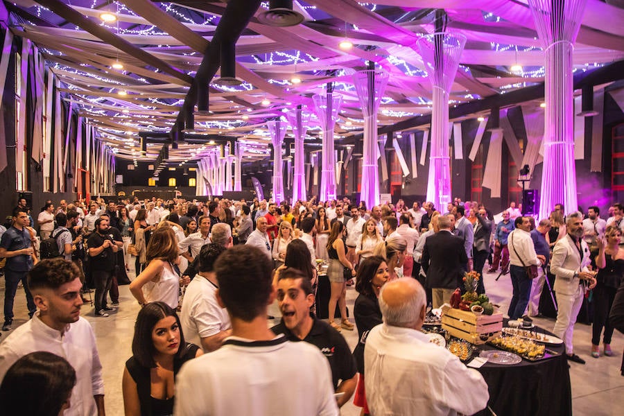 Mercedes-Benz lanza el nuevo CLA. La segunda generación del coupé compacto por excelencia de Mercedes. Una versión mejorada de su actual antecesor. Se trata de un coupé de cuatro puertas y cinco plazas de Mercedes, con un diseño completamente diferenciador. El vehículo, de estética deportiva por fuera, destaca en su interior de un extra de diseño, lujo y tecnología.