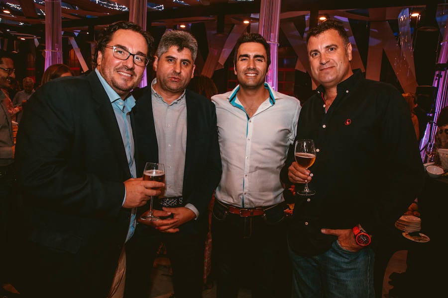 Mercedes-Benz lanza el nuevo CLA. La segunda generación del coupé compacto por excelencia de Mercedes. Una versión mejorada de su actual antecesor. Se trata de un coupé de cuatro puertas y cinco plazas de Mercedes, con un diseño completamente diferenciador. El vehículo, de estética deportiva por fuera, destaca en su interior de un extra de diseño, lujo y tecnología.