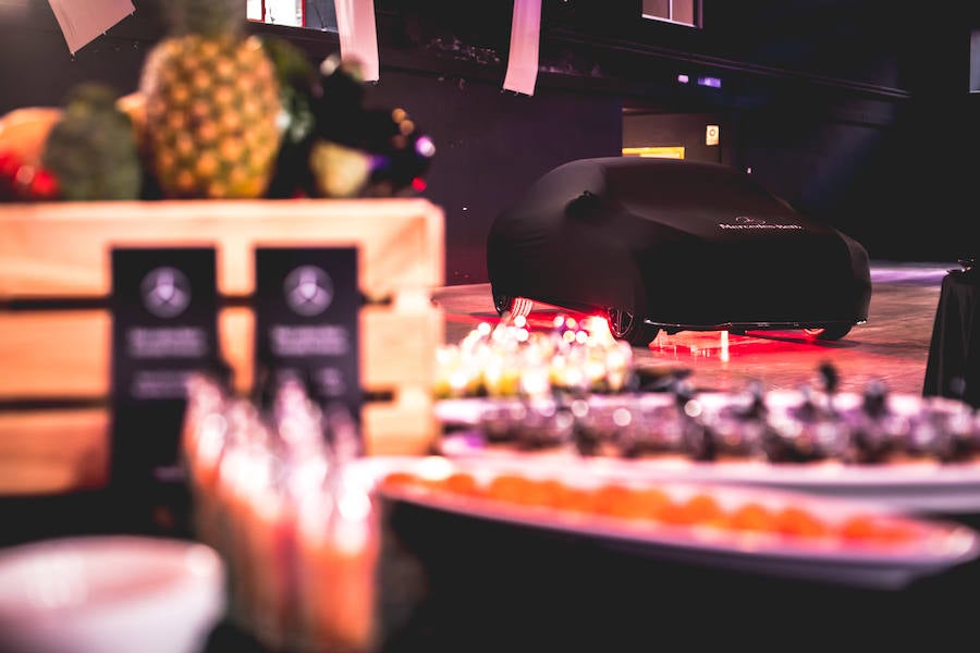 Mercedes-Benz lanza el nuevo CLA. La segunda generación del coupé compacto por excelencia de Mercedes. Una versión mejorada de su actual antecesor. Se trata de un coupé de cuatro puertas y cinco plazas de Mercedes, con un diseño completamente diferenciador. El vehículo, de estética deportiva por fuera, destaca en su interior de un extra de diseño, lujo y tecnología.