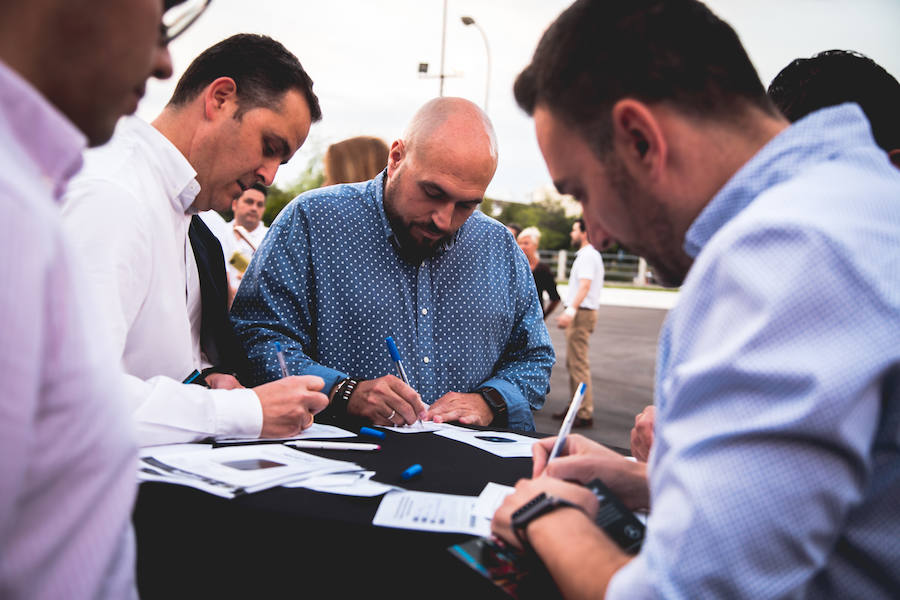 Mercedes-Benz lanza el nuevo CLA. La segunda generación del coupé compacto por excelencia de Mercedes. Una versión mejorada de su actual antecesor. Se trata de un coupé de cuatro puertas y cinco plazas de Mercedes, con un diseño completamente diferenciador. El vehículo, de estética deportiva por fuera, destaca en su interior de un extra de diseño, lujo y tecnología.
