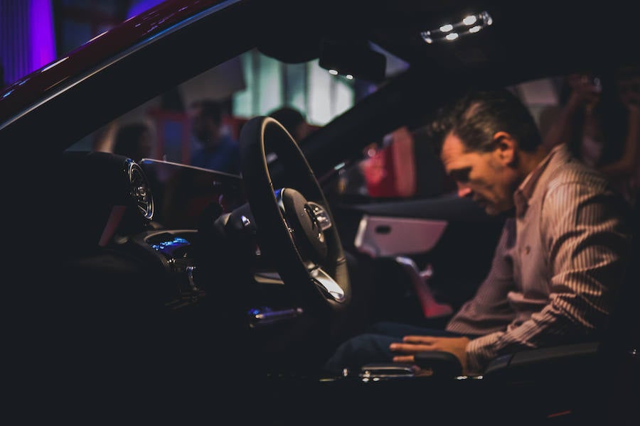 Mercedes-Benz lanza el nuevo CLA. La segunda generación del coupé compacto por excelencia de Mercedes. Una versión mejorada de su actual antecesor. Se trata de un coupé de cuatro puertas y cinco plazas de Mercedes, con un diseño completamente diferenciador. El vehículo, de estética deportiva por fuera, destaca en su interior de un extra de diseño, lujo y tecnología.