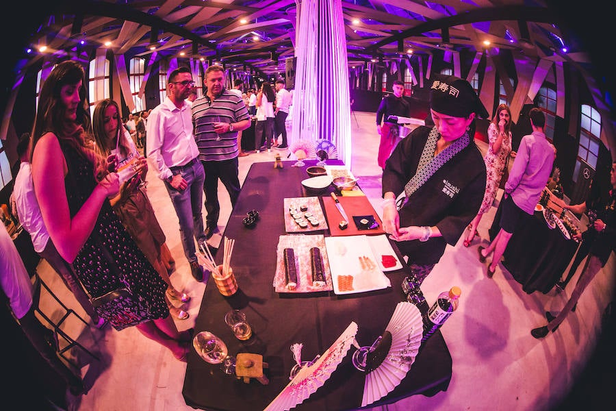 Mercedes-Benz lanza el nuevo CLA. La segunda generación del coupé compacto por excelencia de Mercedes. Una versión mejorada de su actual antecesor. Se trata de un coupé de cuatro puertas y cinco plazas de Mercedes, con un diseño completamente diferenciador. El vehículo, de estética deportiva por fuera, destaca en su interior de un extra de diseño, lujo y tecnología.