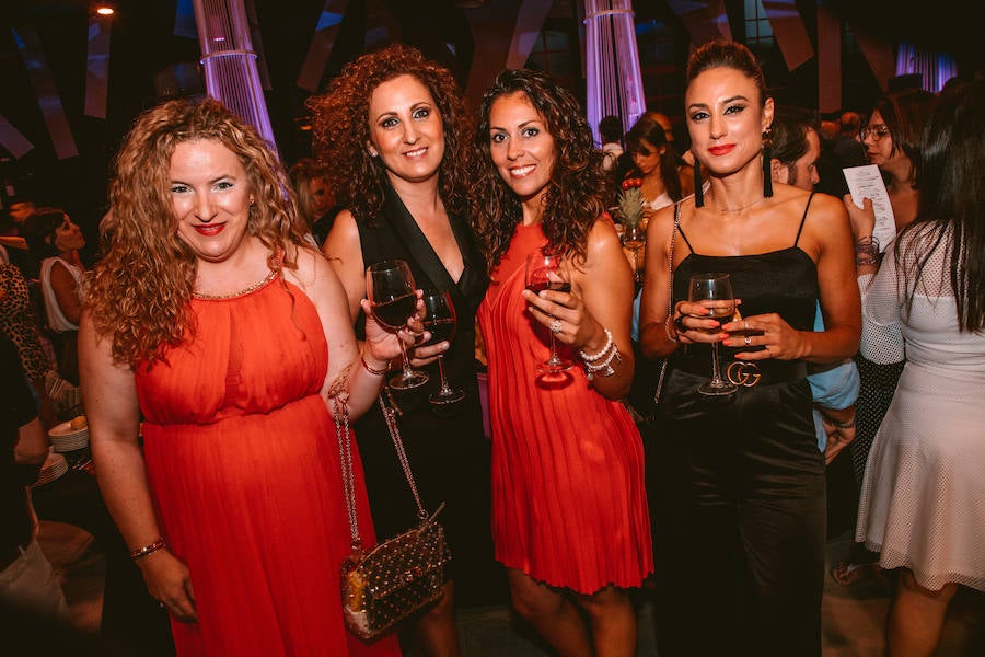 Mercedes-Benz lanza el nuevo CLA. La segunda generación del coupé compacto por excelencia de Mercedes. Una versión mejorada de su actual antecesor. Se trata de un coupé de cuatro puertas y cinco plazas de Mercedes, con un diseño completamente diferenciador. El vehículo, de estética deportiva por fuera, destaca en su interior de un extra de diseño, lujo y tecnología.