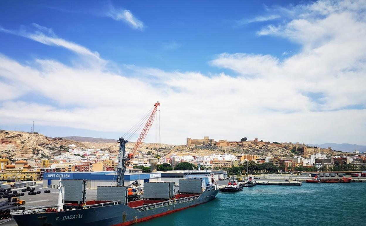 Buque de graneles en el puerto de Almería.