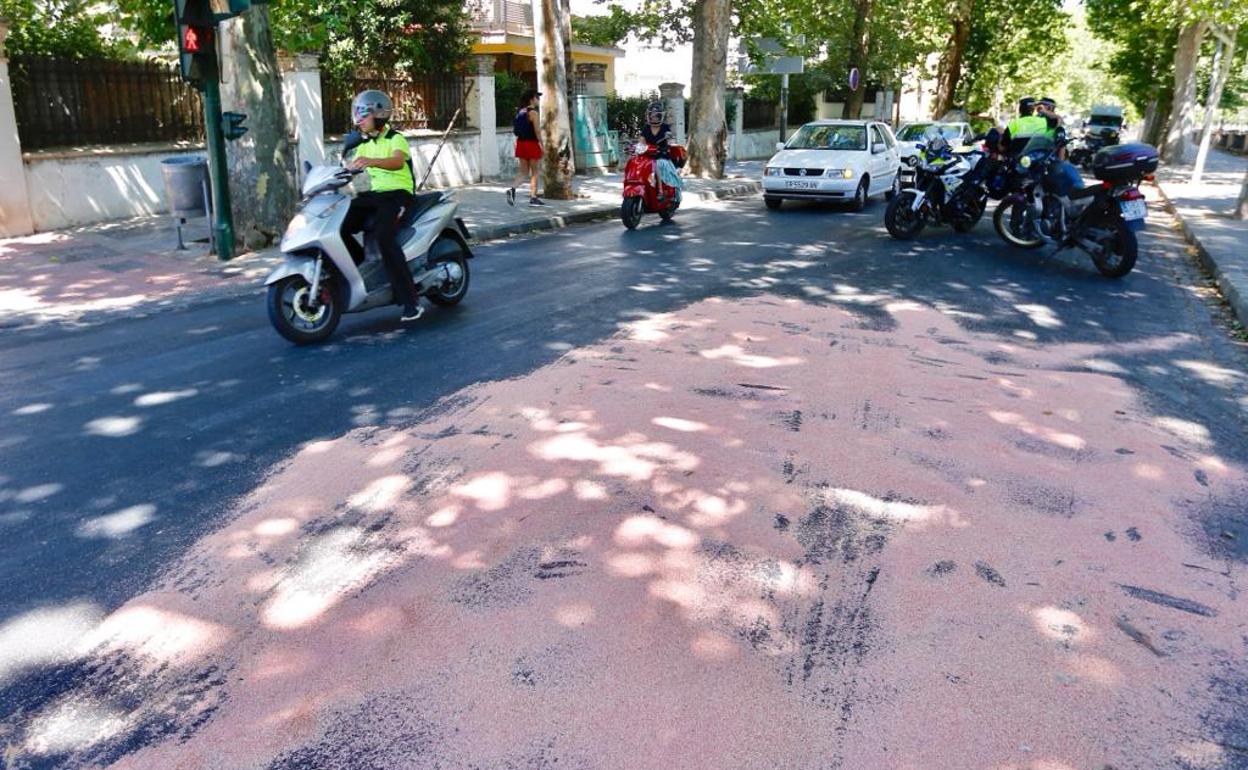 Aviso de la Policía Local de Granada: un vertido de aceite en el centro puede provocar caídas