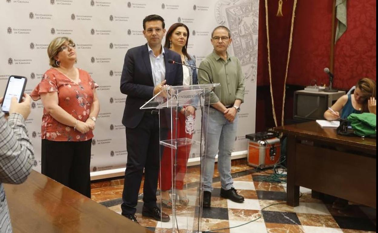 El portavoz del grupo municipal del PSOE, Paco Cuenca, en rueda de prensa