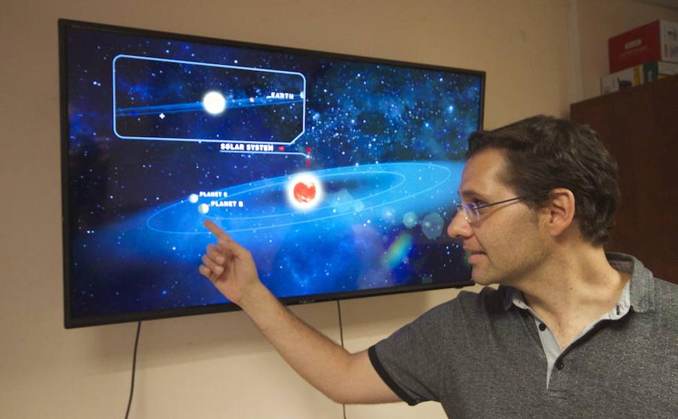 Juan Carlos Suárez, en su despacho del edificio Mecenas, junto a la Facultad de Ciencias de Granada 