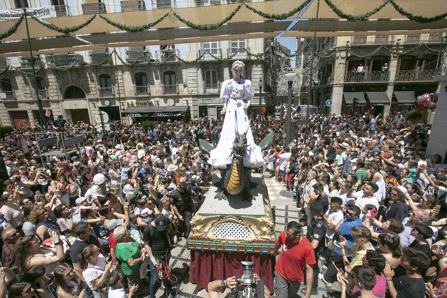 Te mostramos en imágenes cómo se ha vivido en el centro uno de los dìas grandes de la feria