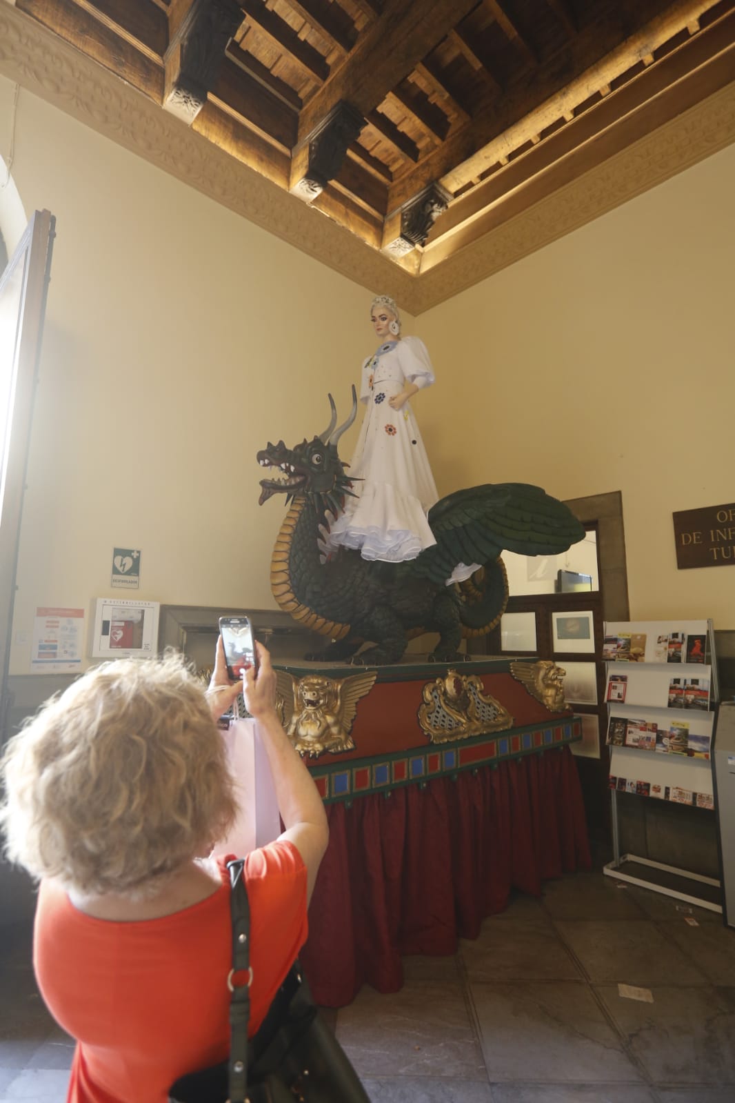 Con un vestido blanco, la figura está lista ya para desfilar por las calles de Granada