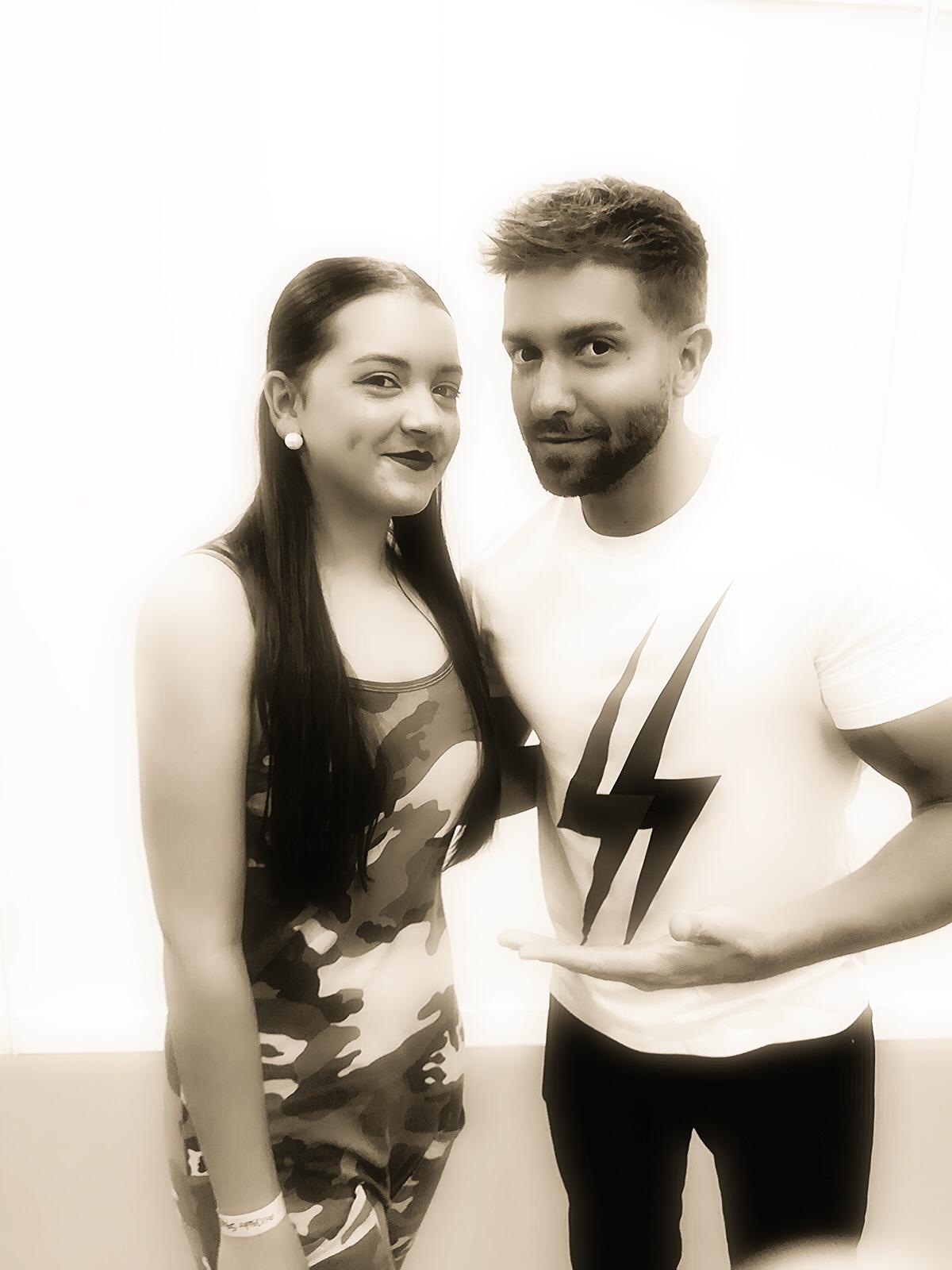 Fue el 12 de abril. Al llegar a casa, Sara se calzó las babuchas y se puso a bailar improvisadamente 'Te canto un son', que habla de Cádiz y de La Habana. Alejandro Sanz, rápidamente, colgó el vídeo de Sara 