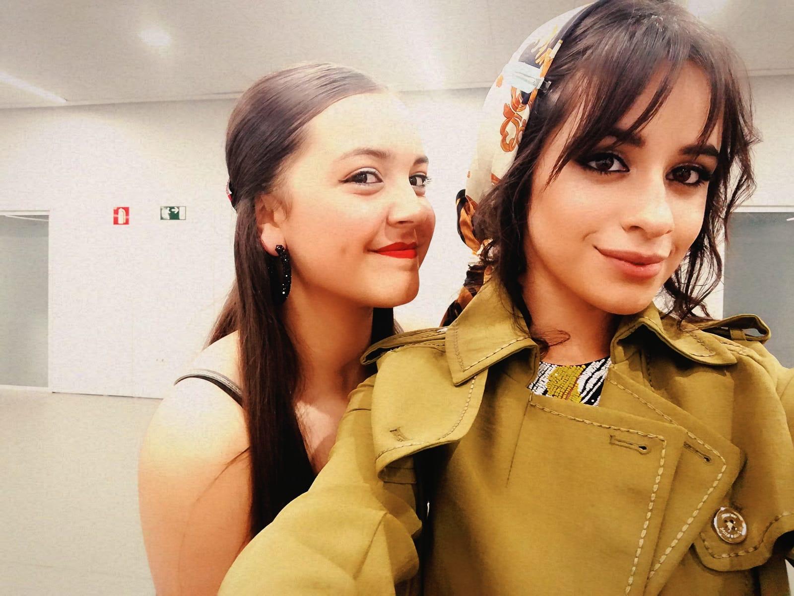 Fue el 12 de abril. Al llegar a casa, Sara se calzó las babuchas y se puso a bailar improvisadamente 'Te canto un son', que habla de Cádiz y de La Habana. Alejandro Sanz, rápidamente, colgó el vídeo de Sara 