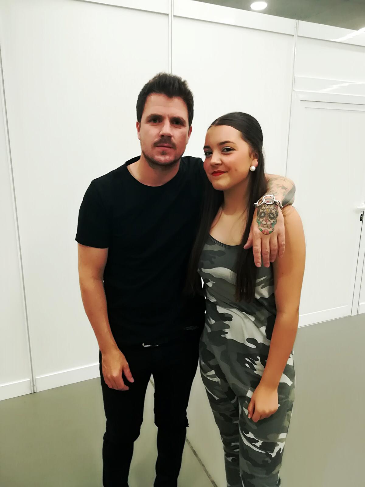 Fue el 12 de abril. Al llegar a casa, Sara se calzó las babuchas y se puso a bailar improvisadamente 'Te canto un son', que habla de Cádiz y de La Habana. Alejandro Sanz, rápidamente, colgó el vídeo de Sara 