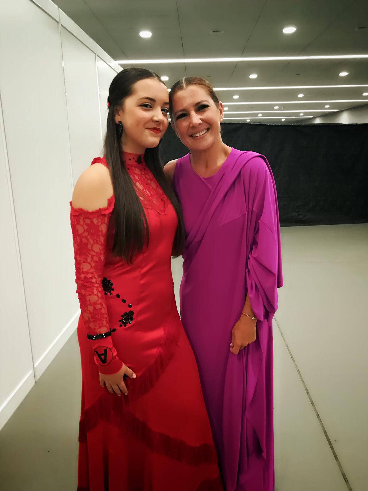 Fue el 12 de abril. Al llegar a casa, Sara se calzó las babuchas y se puso a bailar improvisadamente 'Te canto un son', que habla de Cádiz y de La Habana. Alejandro Sanz, rápidamente, colgó el vídeo de Sara 