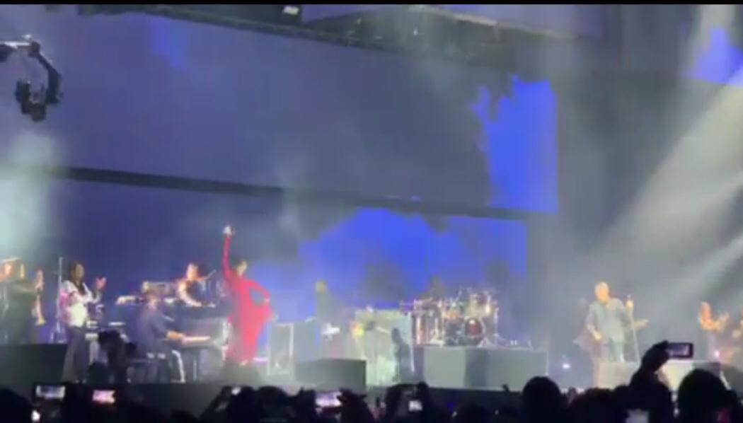 Fue el 12 de abril. Al llegar a casa, Sara se calzó las babuchas y se puso a bailar improvisadamente 'Te canto un son', que habla de Cádiz y de La Habana. Alejandro Sanz, rápidamente, colgó el vídeo de Sara 