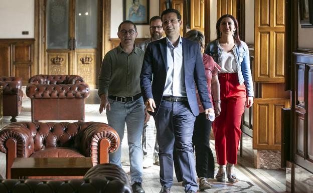 El líder del PSOE, Francisco Cuenca, acompañado de sus compañeros de filas instantes antes de la rueda de prensa que protagonizó ayer en el Ayuntamiento.