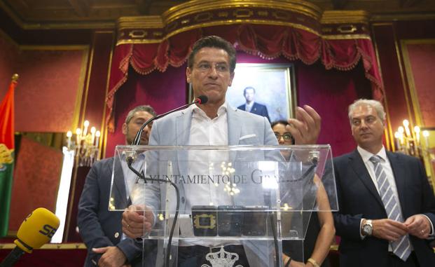 El alcalde de Granada, Luis Salvador, ayer en el Salón de Plenos del Ayuntamiento.