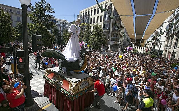 La Tarasca sale de la Plaza del Carmen para iniciar su recorrido por las calles de Granada.