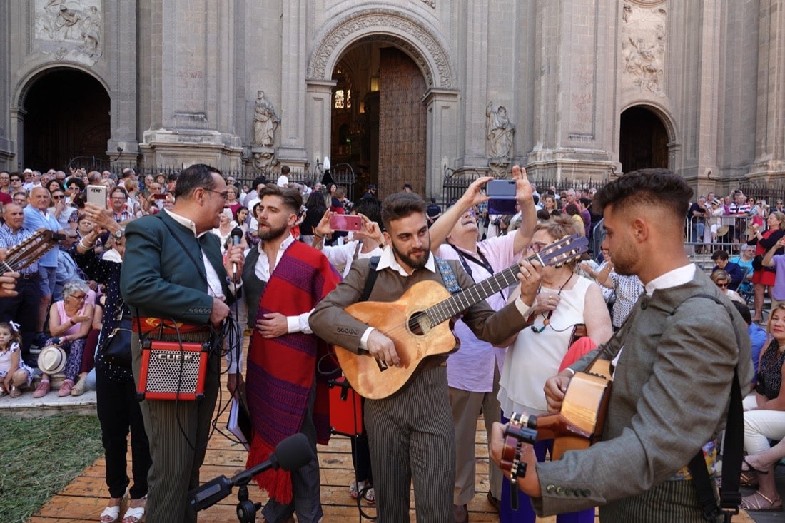 Si has estado en la Plaza de las Pasiegas, búscate en nuestra galería