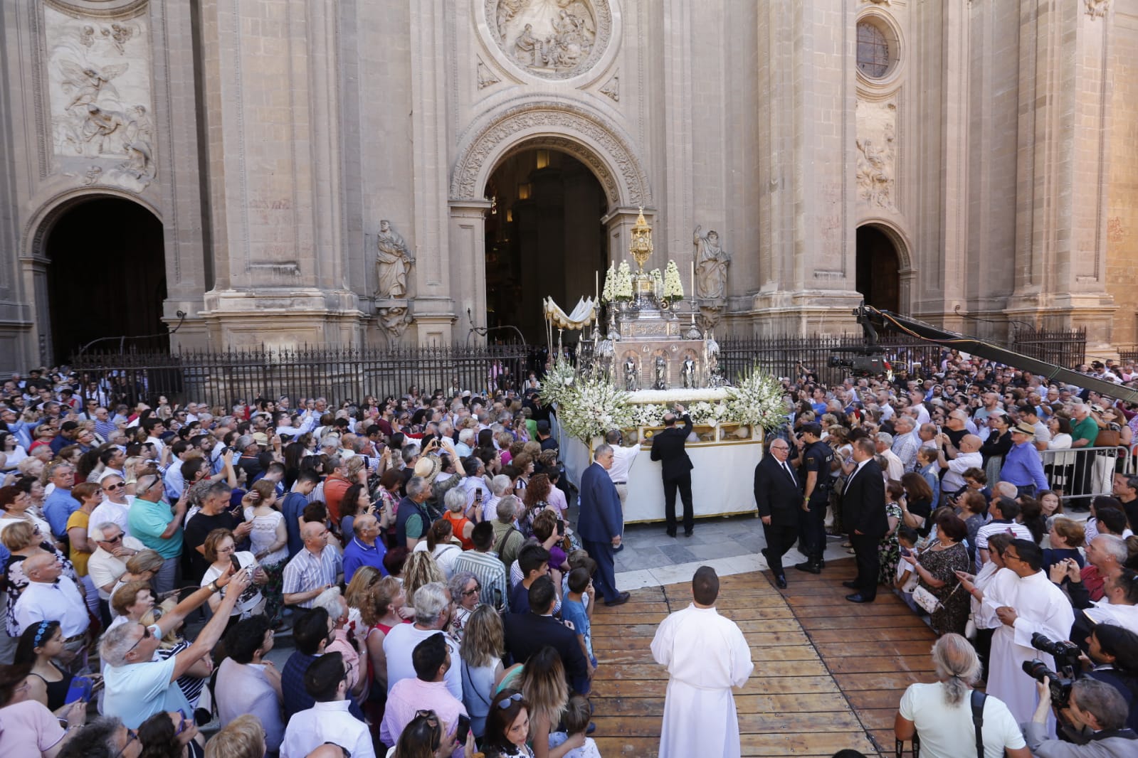 Miles de personas han presenciado el paseo la Custodia por la ciudad 