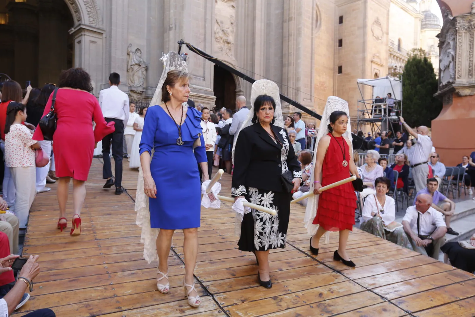 Miles de personas han presenciado el paseo la Custodia por la ciudad 