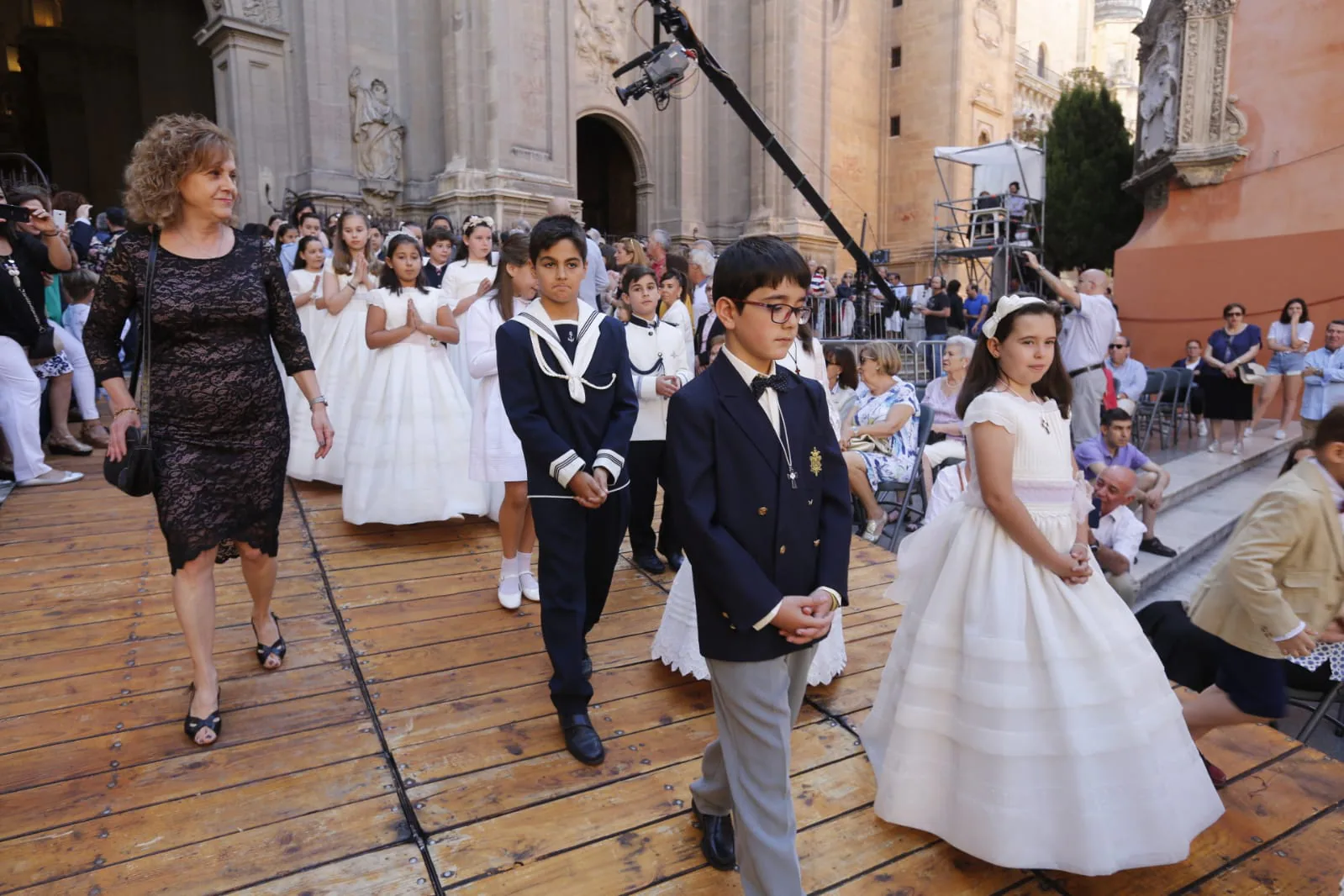 Miles de personas han presenciado el paseo la Custodia por la ciudad 