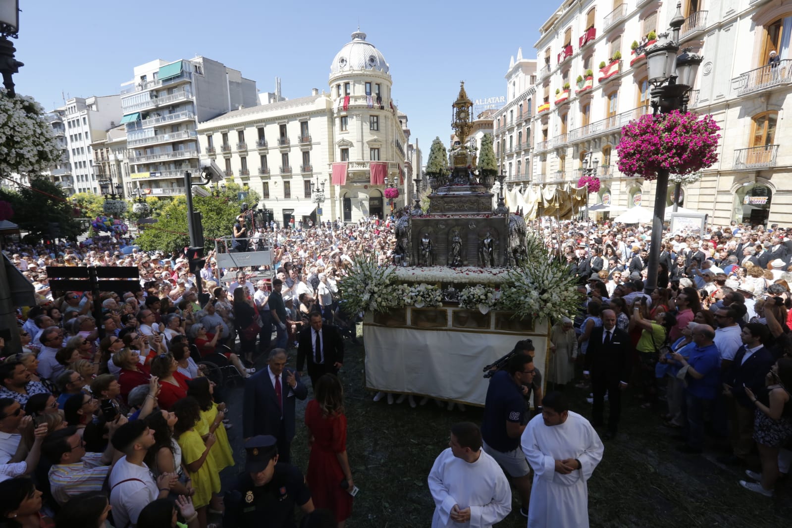 Miles de personas han presenciado el paseo la Custodia por la ciudad 