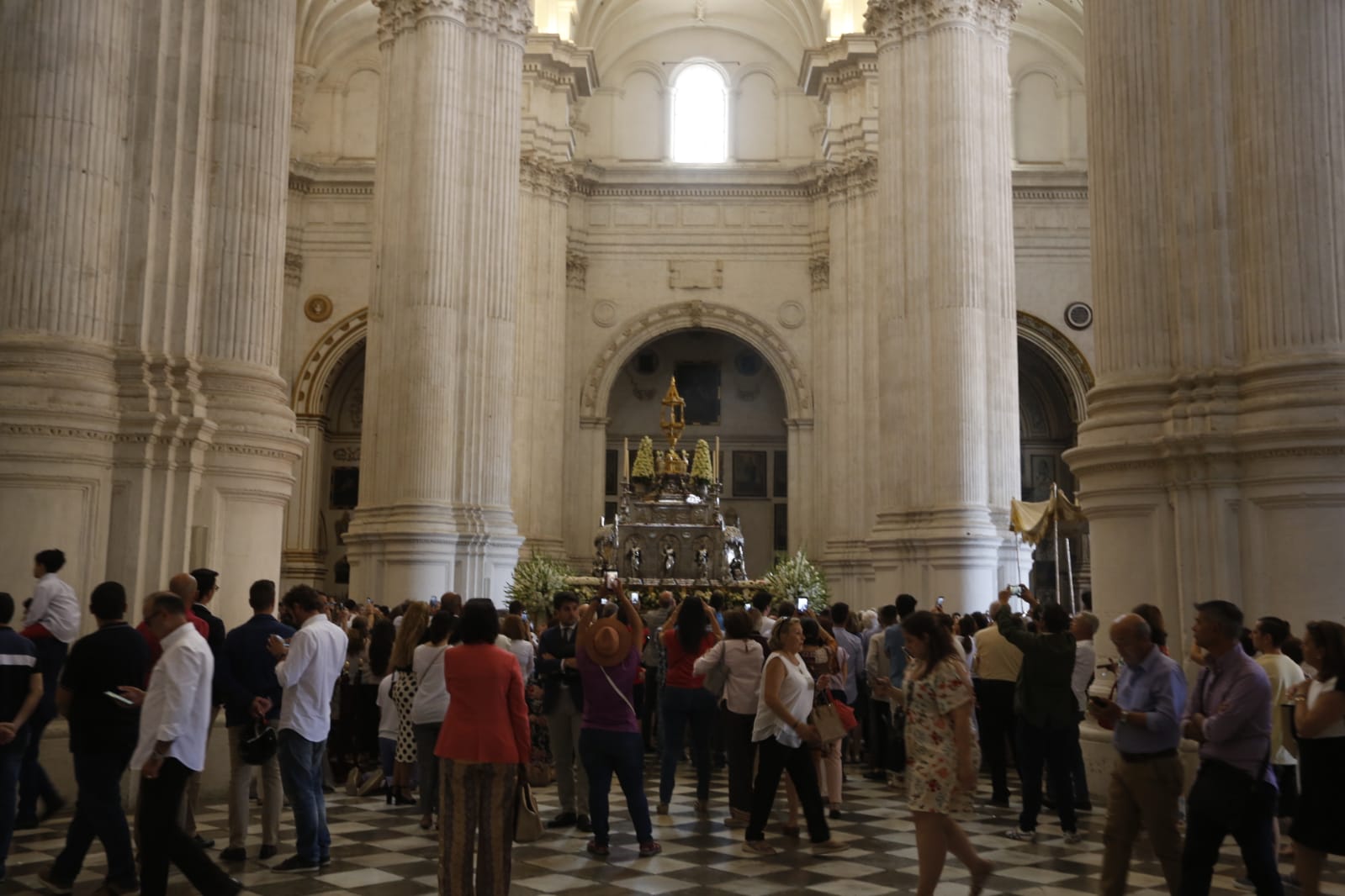 Miles de personas han presenciado el paseo la Custodia por la ciudad 