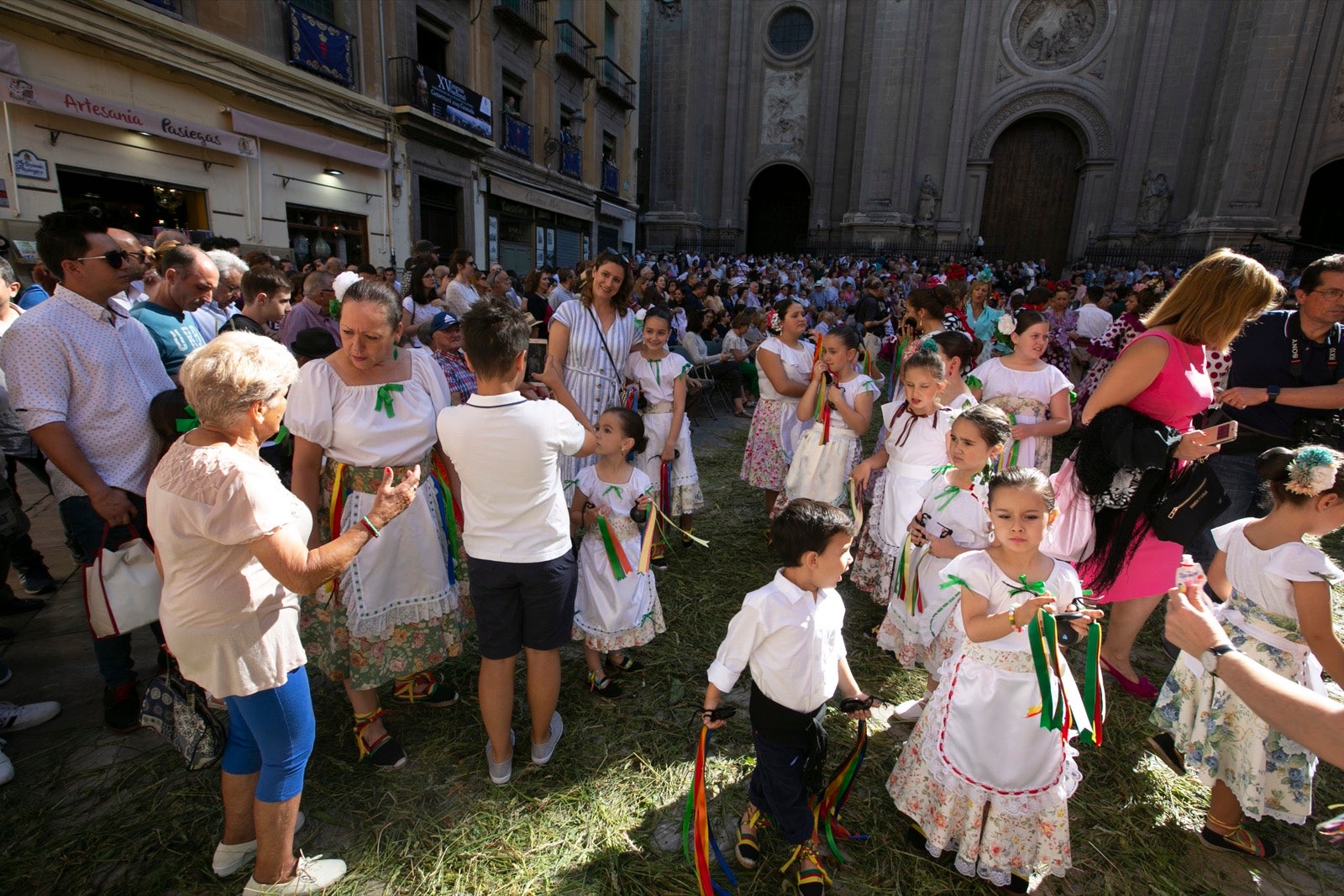 La plaza de las Pasiegas, abarrotada para recibir al Corpus Christi