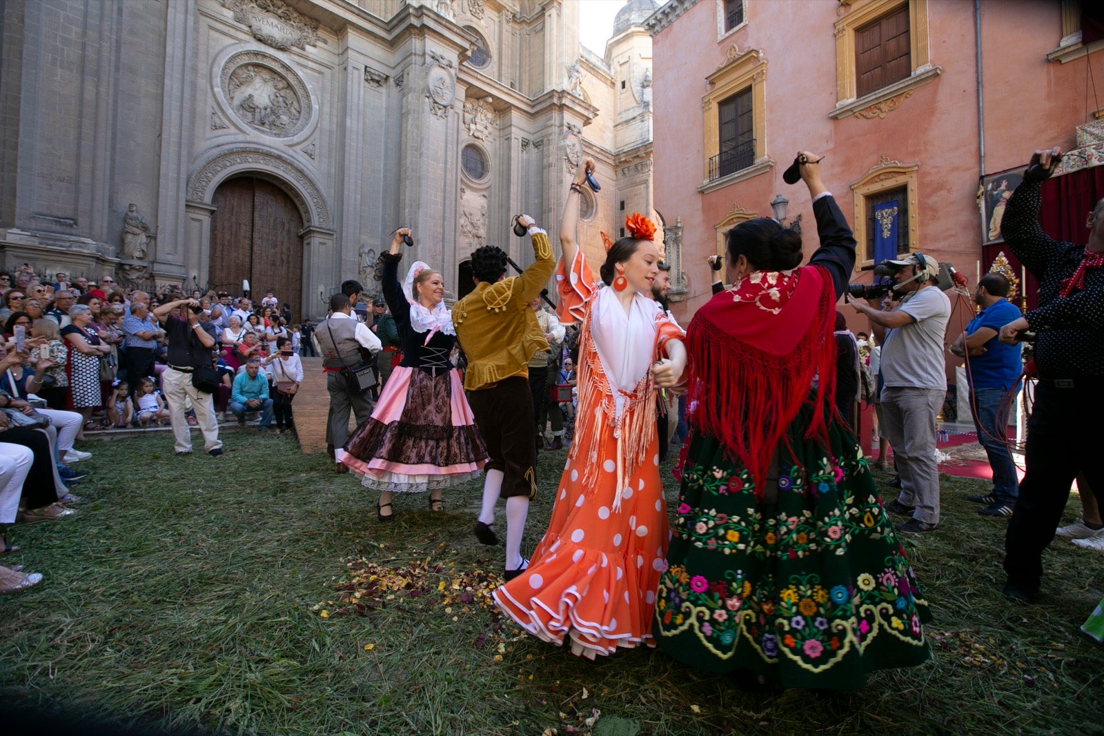 La plaza de las Pasiegas, abarrotada para recibir al Corpus Christi