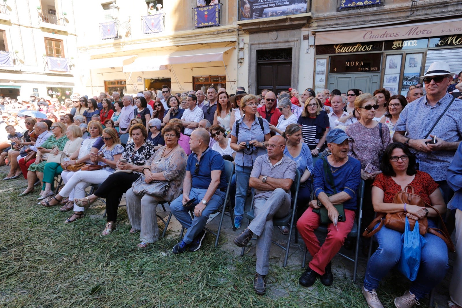 La plaza de las Pasiegas, abarrotada para recibir al Corpus Christi