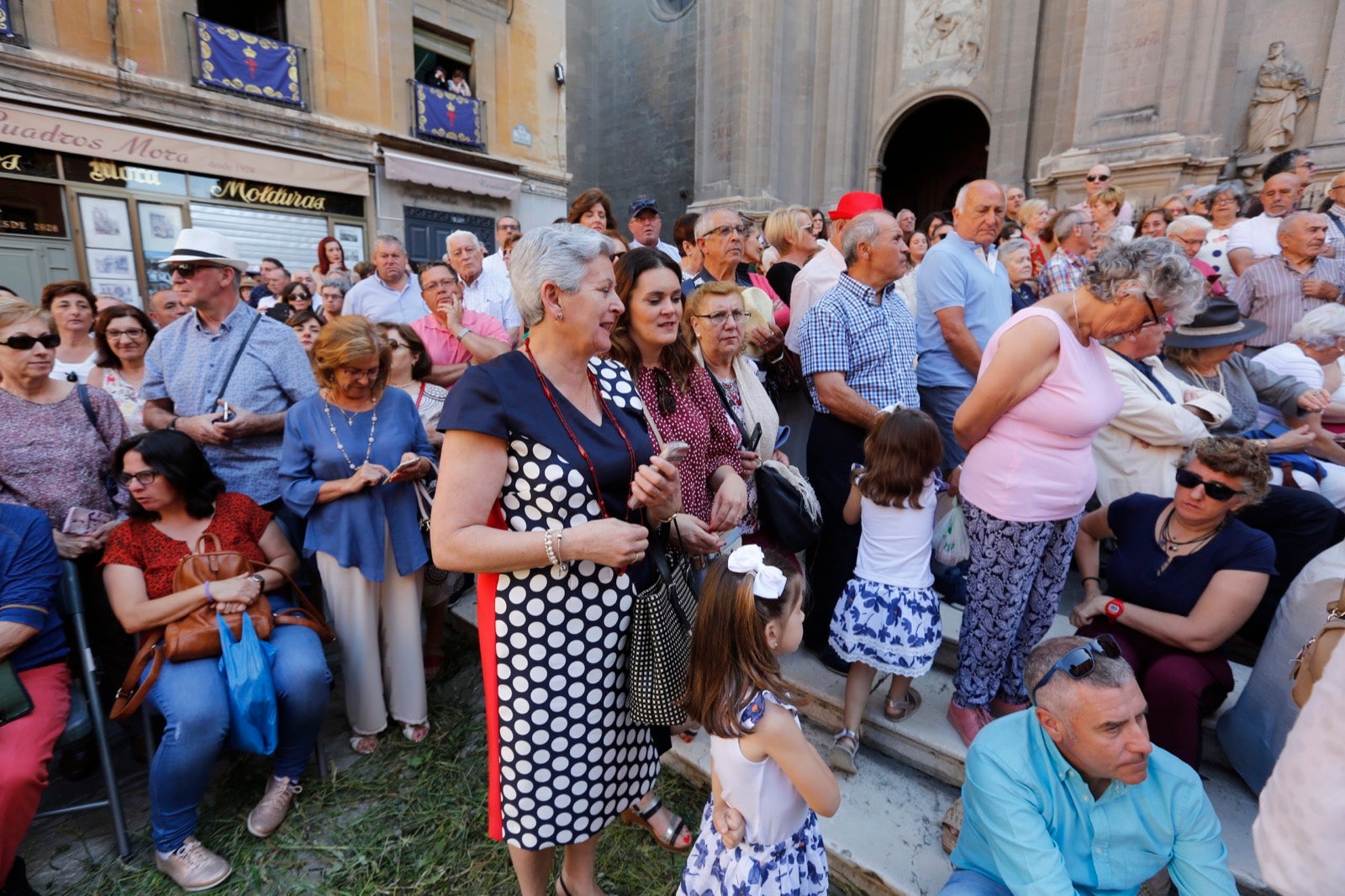 La plaza de las Pasiegas, abarrotada para recibir al Corpus Christi