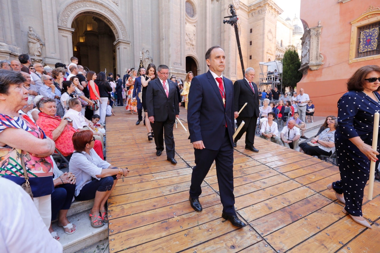 La plaza de las Pasiegas, abarrotada para recibir al Corpus Christi